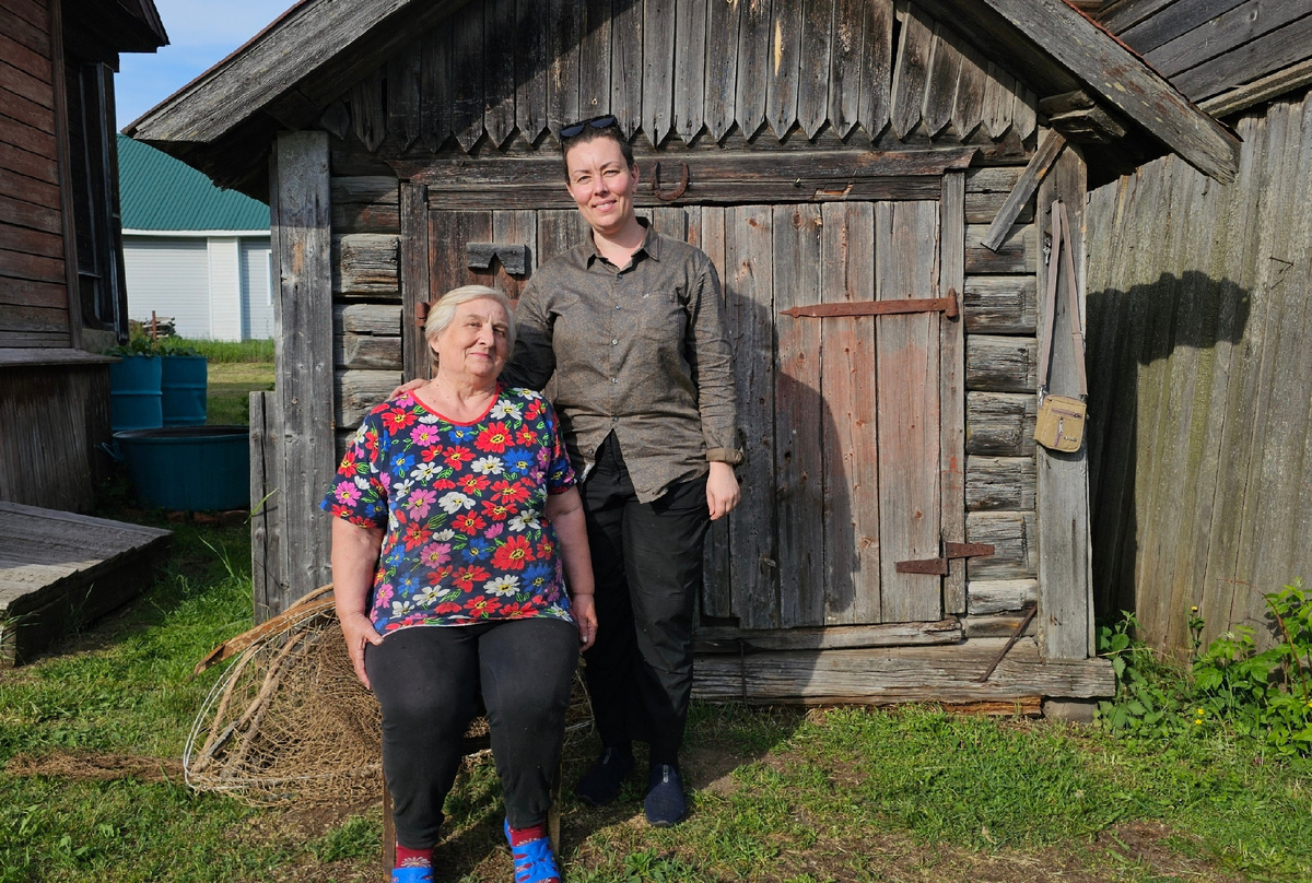 Галина Сергеевна Коварда и директор Фонда «Крохино» Анор Тукаева во дворе дома семьи Коварда в Песках летом 2024 года