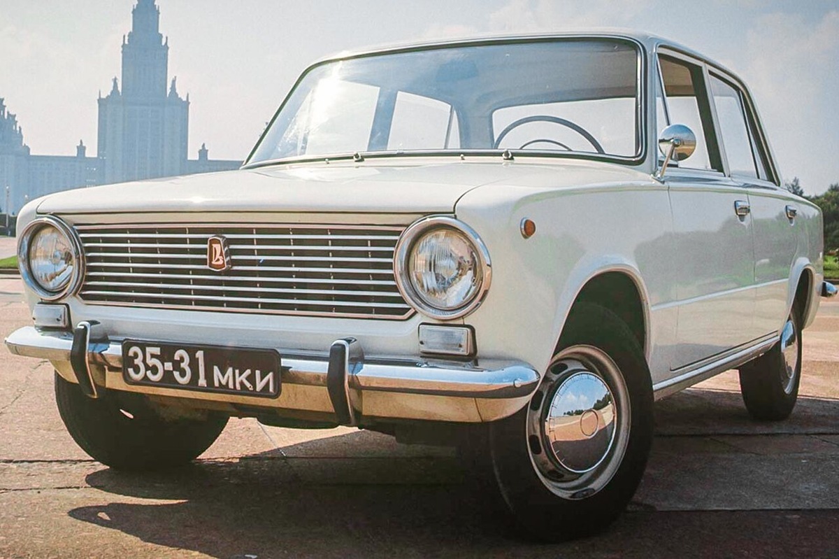 🔧 ВАЗ-2101 «Жигули» (1970): начало легенды• Создан на базе Fiat 124, но адаптирован под суровые дороги СССР: усиленный кузов, увеличенный клиренс, ручка для запуска двигателя в мороз.• Первые экземпляры собирались вручную, а тестовые образцы проверяли на трассе Москва-Крым.• Интересно: название «Жигули» за рубежом сменили на Lada из-за ассоциаций со словом gigolo.