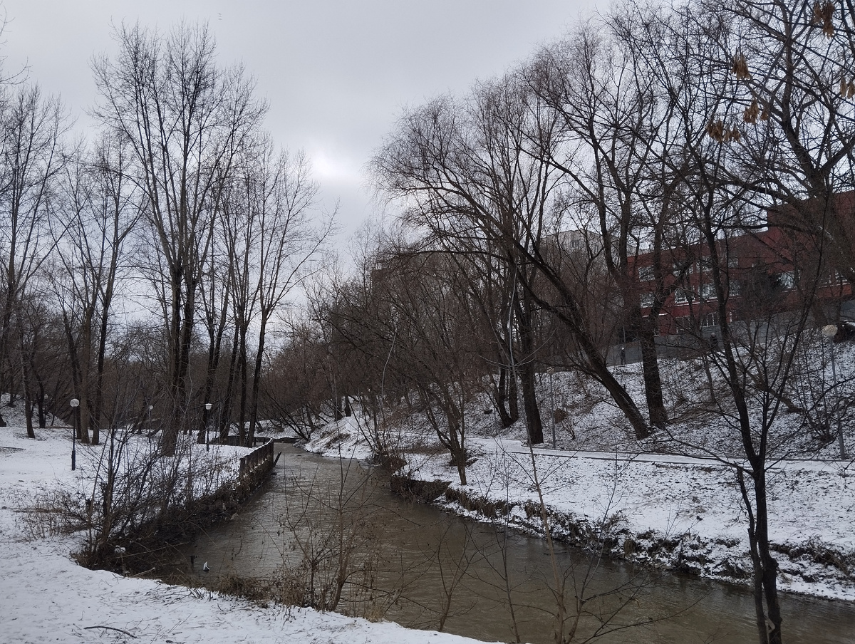 Парк Отрада. Речушка Лихоборка несёт свои мутные воды в сторону станции метро Ботанический сад, где впадает в Яузу. ЗДЕСЬ и далее фото автора и(или) из личного архива автора, если не указано иначе.