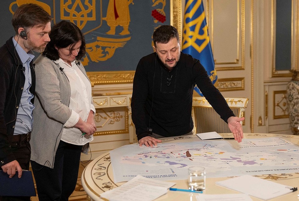 Владимир Зеленский демонстрирует западным журналистам карту с полезными ископаемыми на территории Украины. Фото: REUTERS