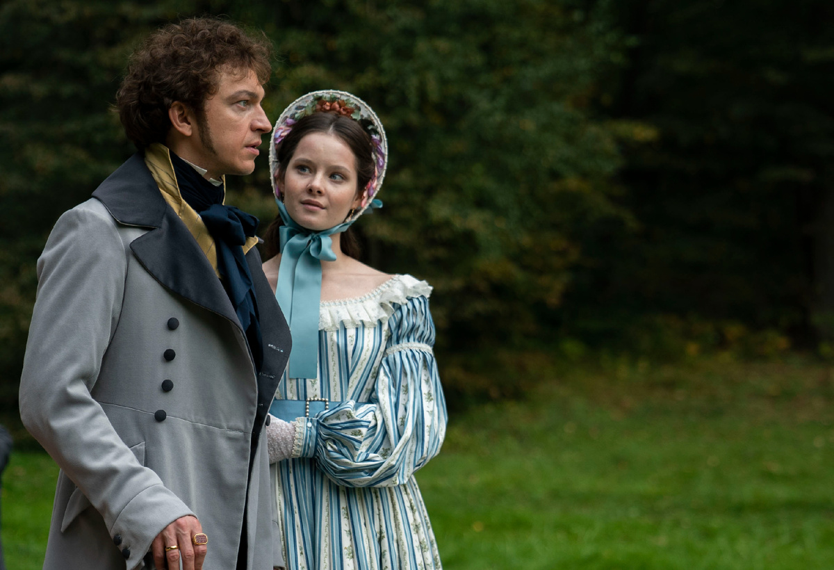 Александр Зарядин в роли А. С. Пушкина и Ксения Трейстер в роли Н. Н. Гончаровой на съемочной площадке сериала