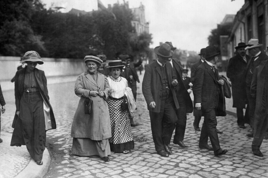Фото с сайта gazeta.ru (Клара Цеткин и Роза Люксембург, 1910 год ullstein bild/Getty Images)