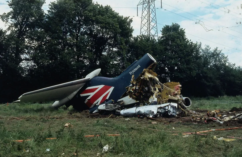 Неповреждённый хвост рейса 548 авиакомпании BEA остался лежать в поле после крушения. Источник изображения: The Daily Mirror