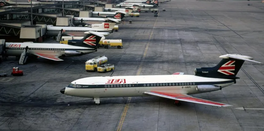 G-ARPI, самолёт, участвовавший в авиакатастрофе, подъезжает к выходу на посадку в лондонском аэропорту Хитроу. G-ARPI, известный как «Папа Индия», ранее уже попадал в аварию в 1968 году, когда его сбил самолёт Airspeed Ambassador, когда он стоял на парковке в Хитроу. В результате столкновения у «Папы Индии» оторвало хвост и второй двигатель, и он несколько месяцев не летал, пока проходил ремонт. Источник изображения: Архив Бюро по расследованию авиационных происшествий
