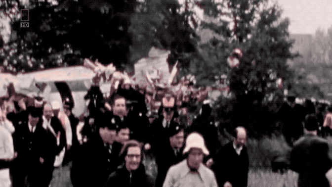 На архивных кадрах видно, как обломки вспыхнули пламенем, вынудив находившихся поблизости спасателей бежать. Источник видео: Mayday (Cineflix)
