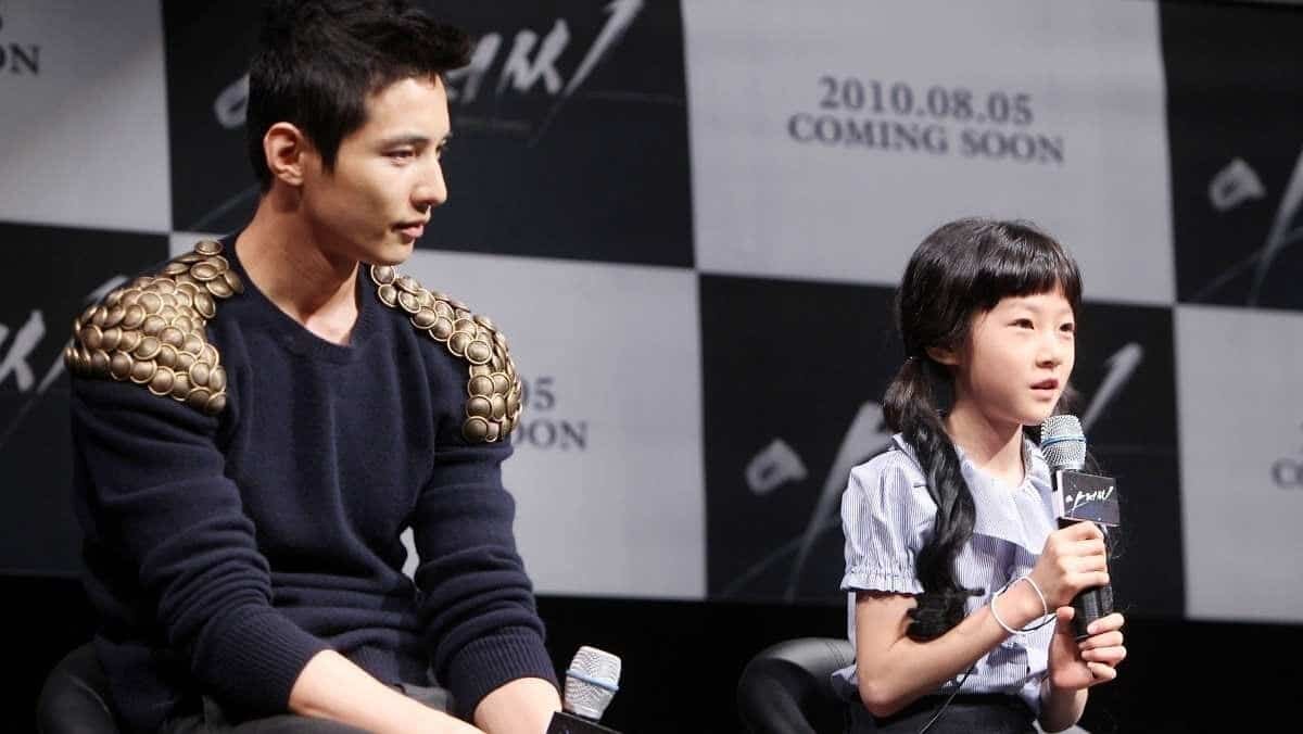    Маленькая Ким Сэ Рон на пресс-конференции фильма «Человек из ниоткуда» отвечает на вопросы журналистов.