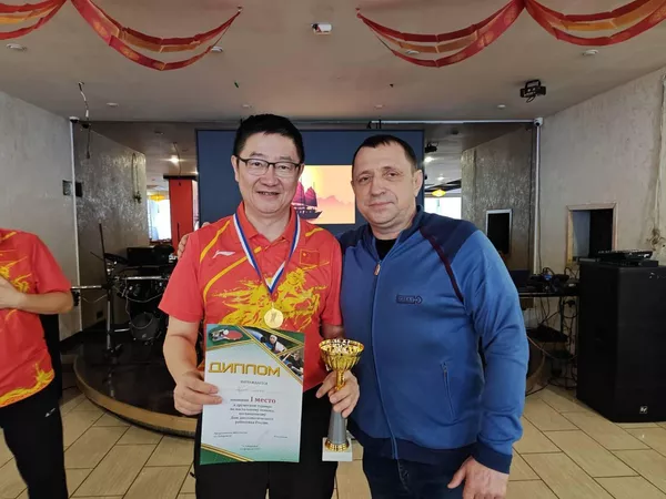 © Валерий Савин
Генеральный консул КНР в Хабаровске Цзян Сяоян и руководитель Ассоциации настольного тенниса ДФО Валерий Савин