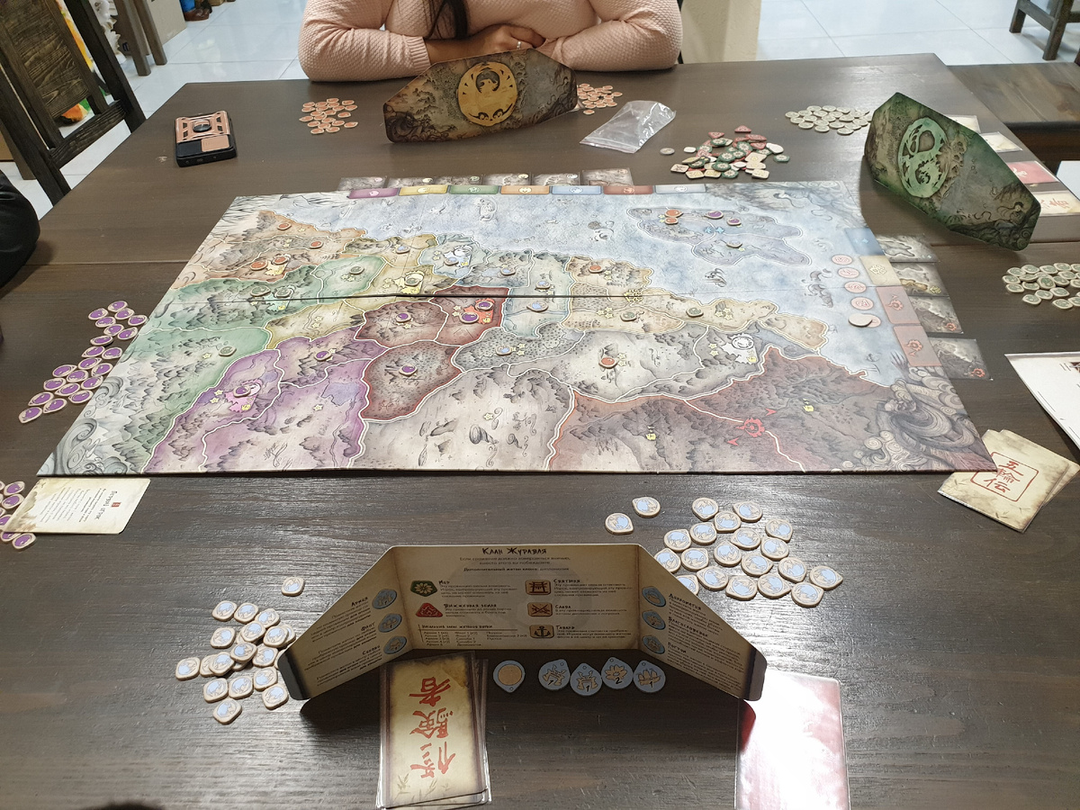 на главном фото - пример расположения игроков, карты и жетонов. листайте карусель