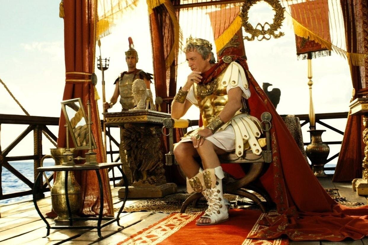 Цезарь на корабле. Кадр из фильма «Астерикс на Олимпийских играх», 2008 г.
