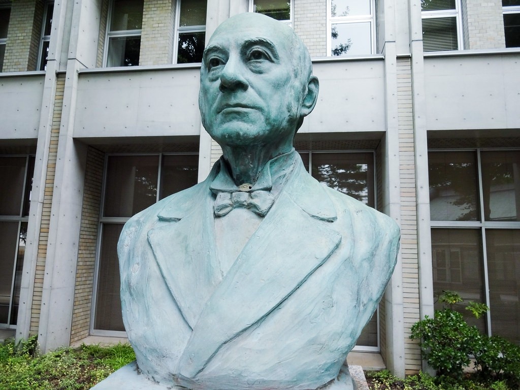 Статуя Хэпбёрна у кампуса Сироганэ, Мэйдзи Гакуин