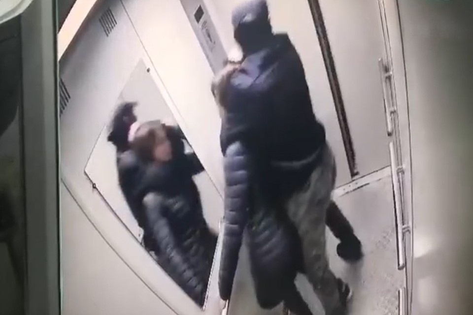    В 2020 году во втором подъезде дома по Докучаева, 52 изнасиловали девушку. Фото: скриншот видео