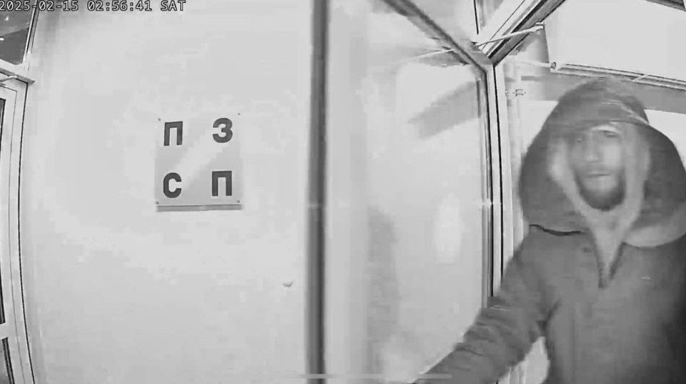    Неизвестный, разгуливающйи по подъезду 15 февраля. Фото предоставлено жителями дома.