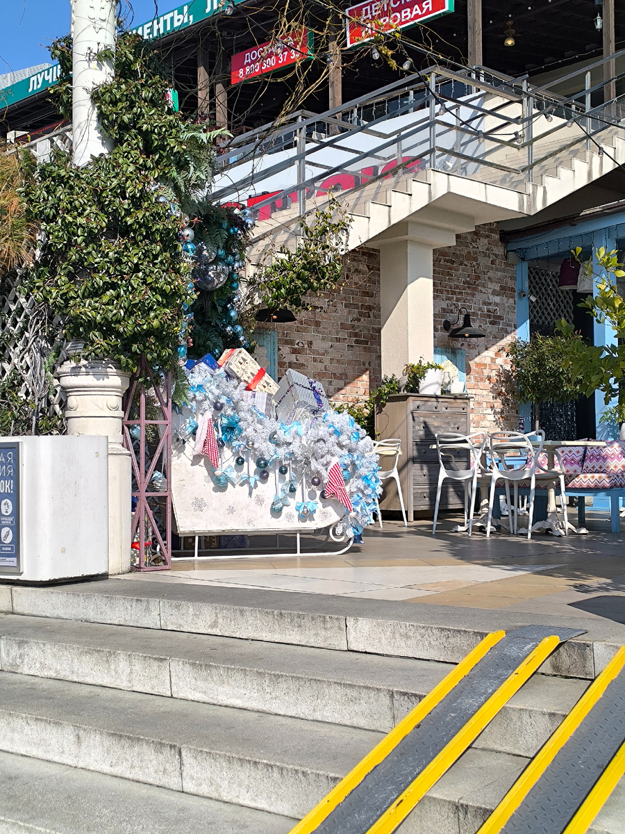 Так странно видеть новогодние украшения и лето!