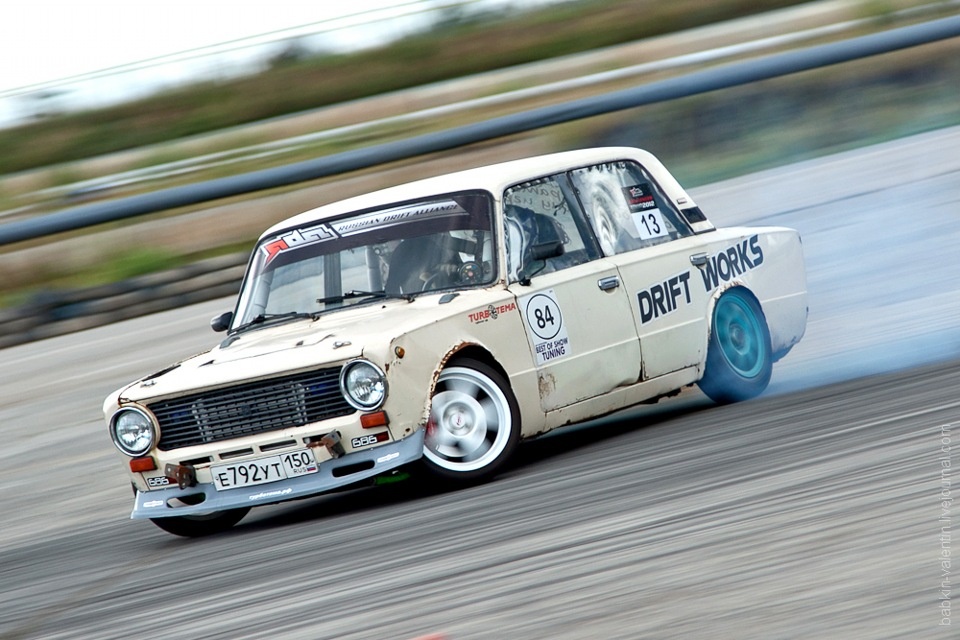 В мире автоспорта классические модели ВАЗ, такие как 2101, 2102, 2103, 2104, 2105, 2106 и 2107, занимают особое место. Эти автомобили, известные своей надёжностью и доступностью, стали популярными среди любителей дрифта благодаря своим уникальным характеристикам и возможностям для тюнинга.