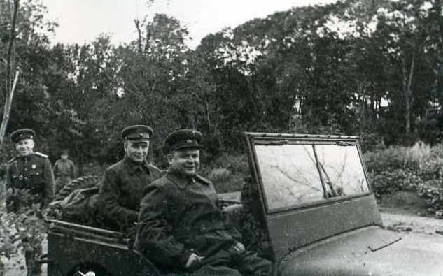 Николай Ватутин в штабной машине