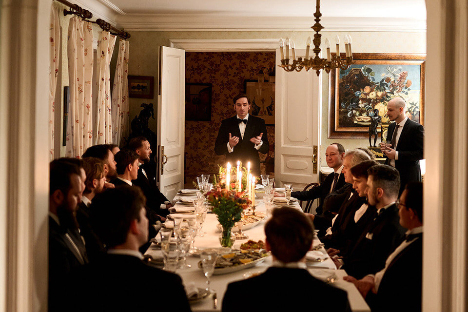 Собрание членов мужского клуба в московском Доме Вишневских/Денис Зыбин