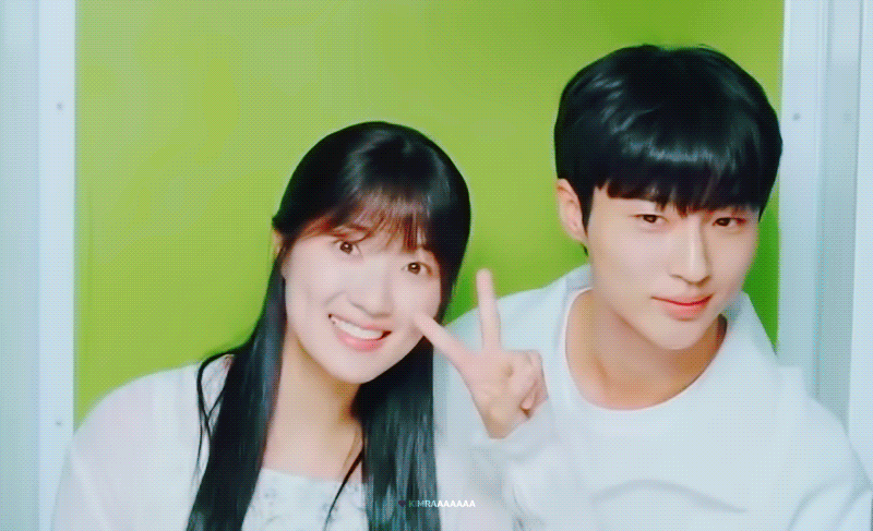 В фотобудке. Кадр из дорамы «Хватай Сон-дже и беги» (2024, Южная Корея)