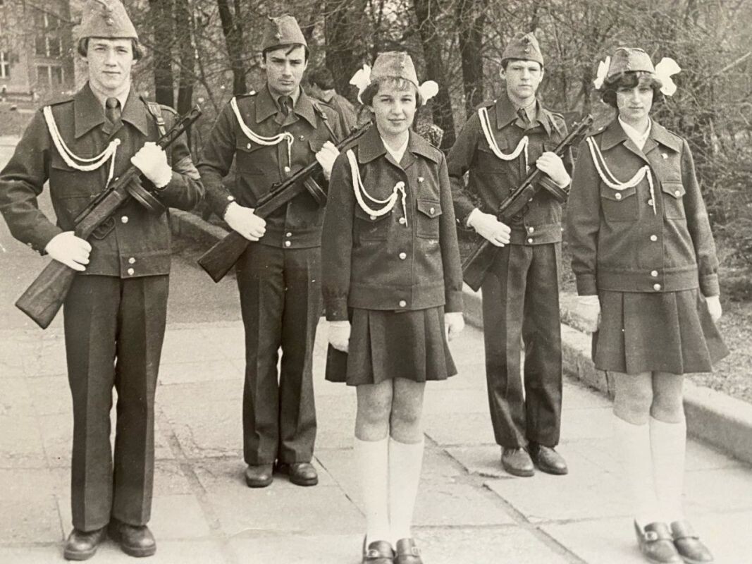      Пионеры несут почётный караул у поста № 1