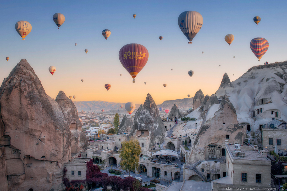 Каппадокия, воздушные шары над сказочными пейзажами
