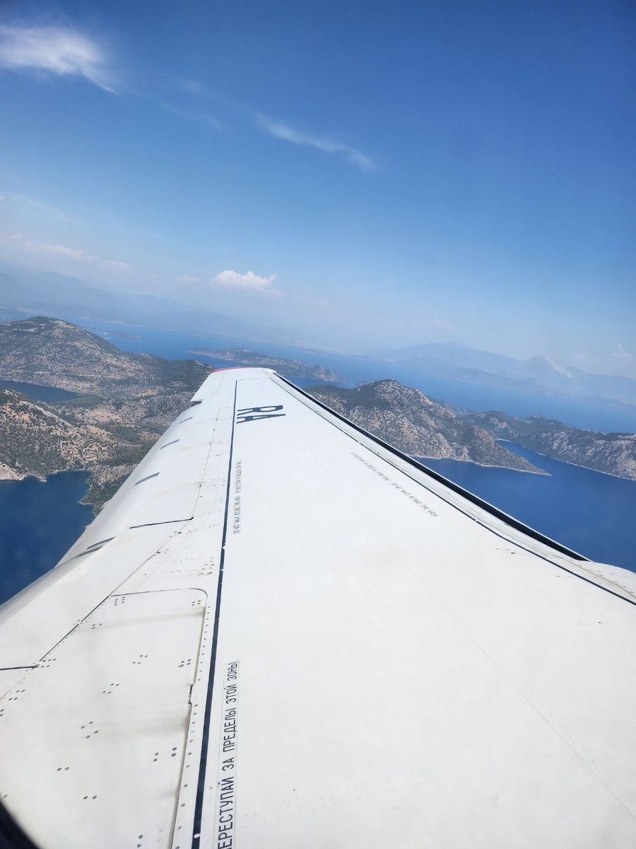 автор опять куда-то летит