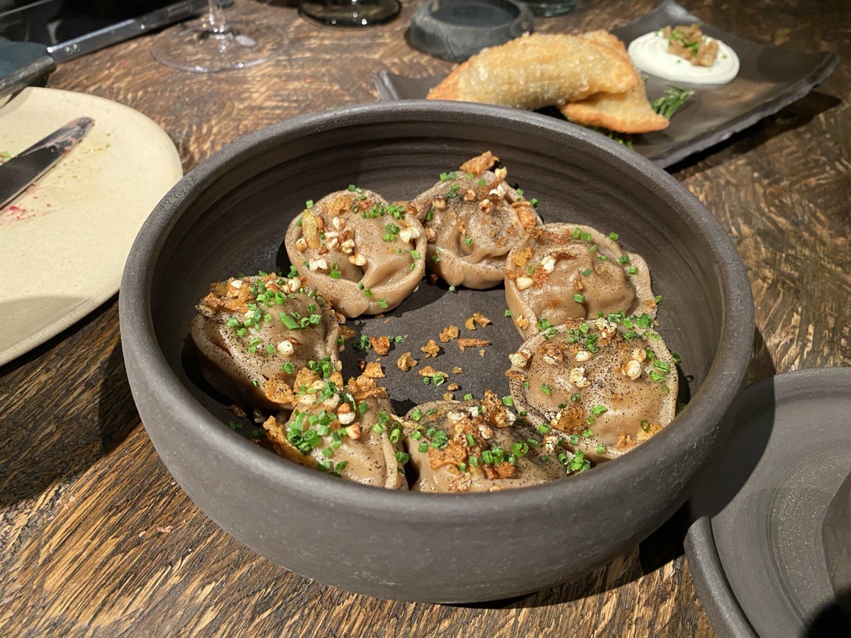 Степные пельмени с бульоном из сена