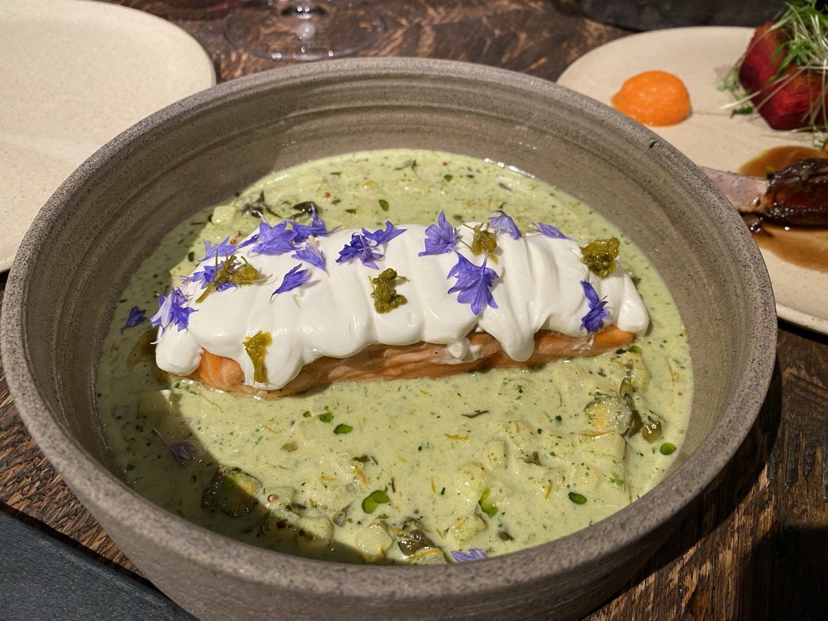 Чавыча с дикоросами с копченой сметаной