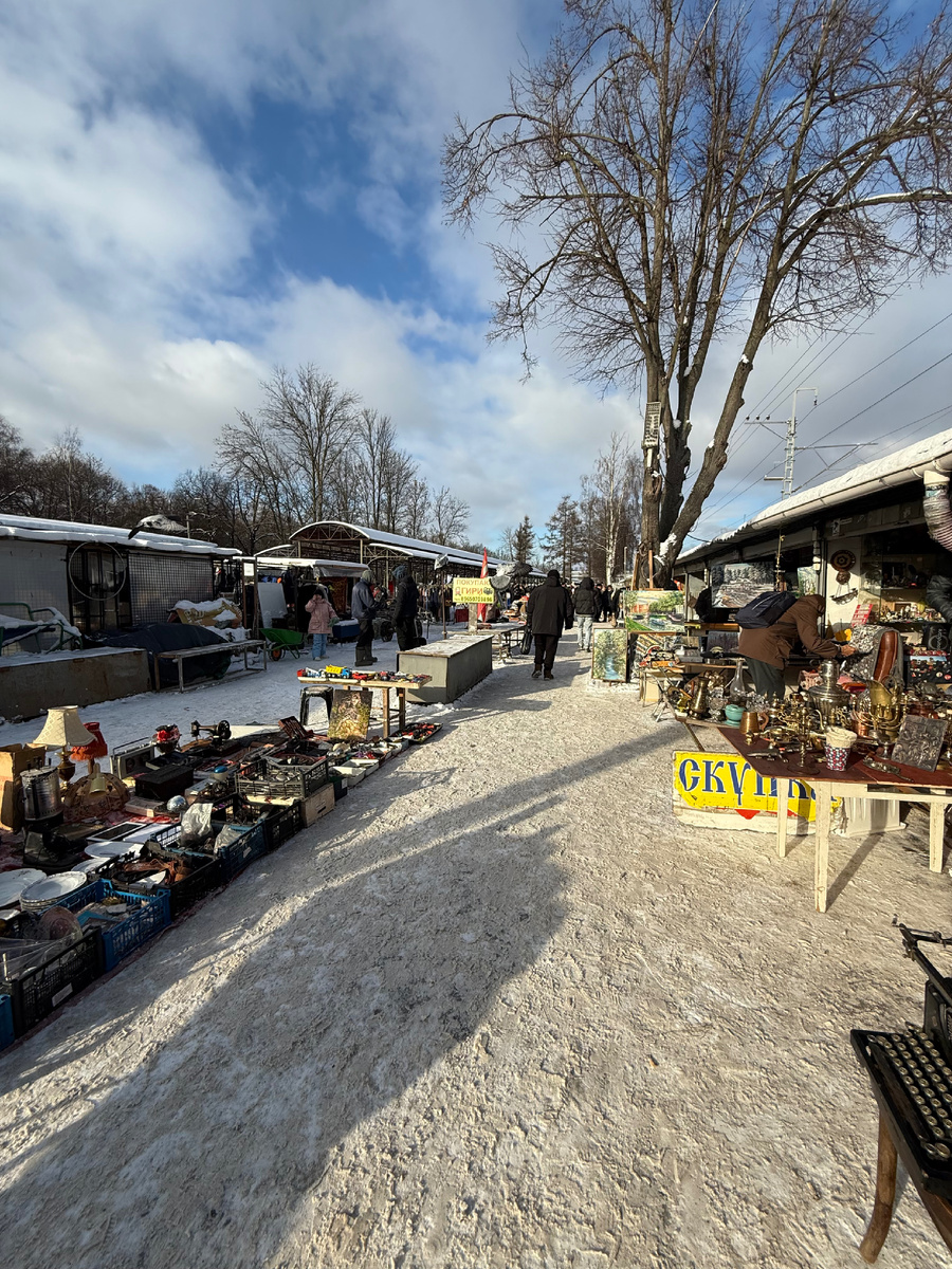 Большая часть людей приезжает сюда только посмотреть на товары…