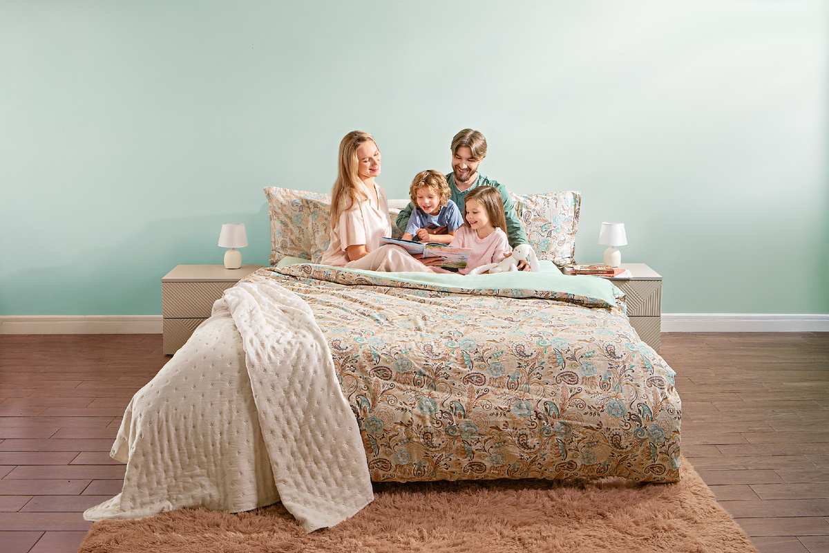 Белье свежих весенних расцветок украсит любую спальню.