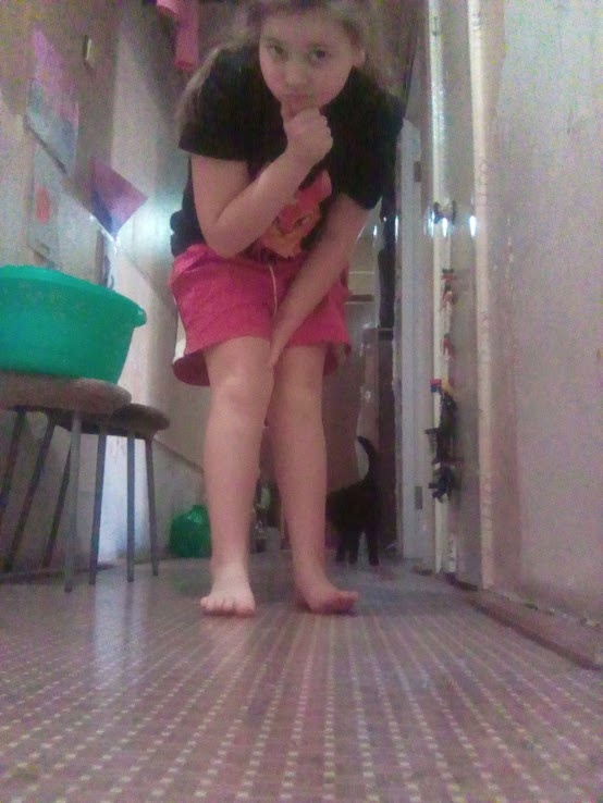 Хозяйка кота Шанкара сзади черное, это Шанкар :3