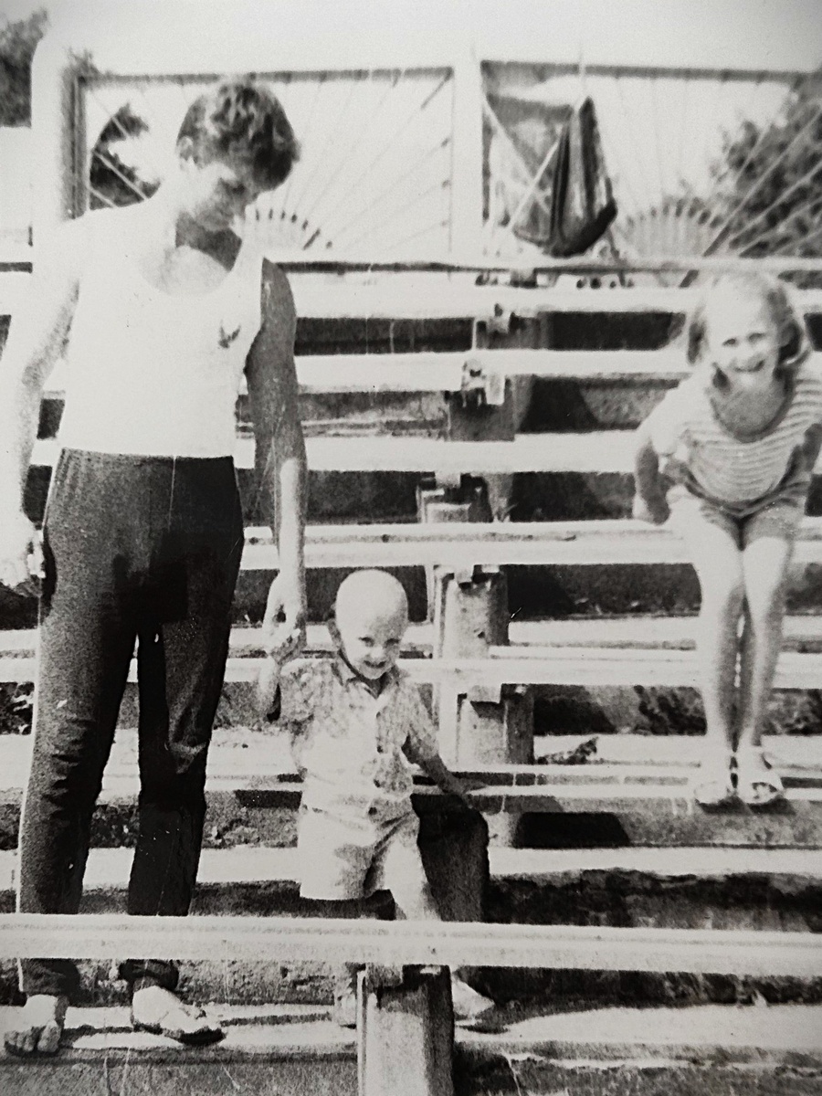 Развиваем ножки, прыгая по лавкам