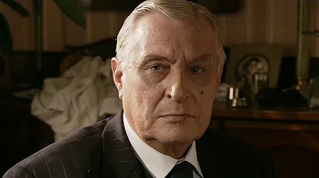 Воланд — не просто злодей, а таинственная сила, воплощающая высшую справедливость, наказывая лицемеров и обличая пороки общества. Его саркастичный ум, грациозность и мистическая природа делают его скорее судьёй, чем абсолютным злом, заставляя читателей задуматься о грани между добром и наказанием.