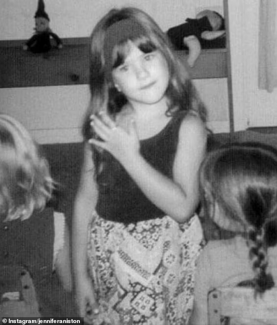 Эта отмеченная наградами актриса, сыгравшая в одном из самых любимых ситкомов 90-х годов, выглядела очаровательно на редком детском фото, которым она поделилась в среду