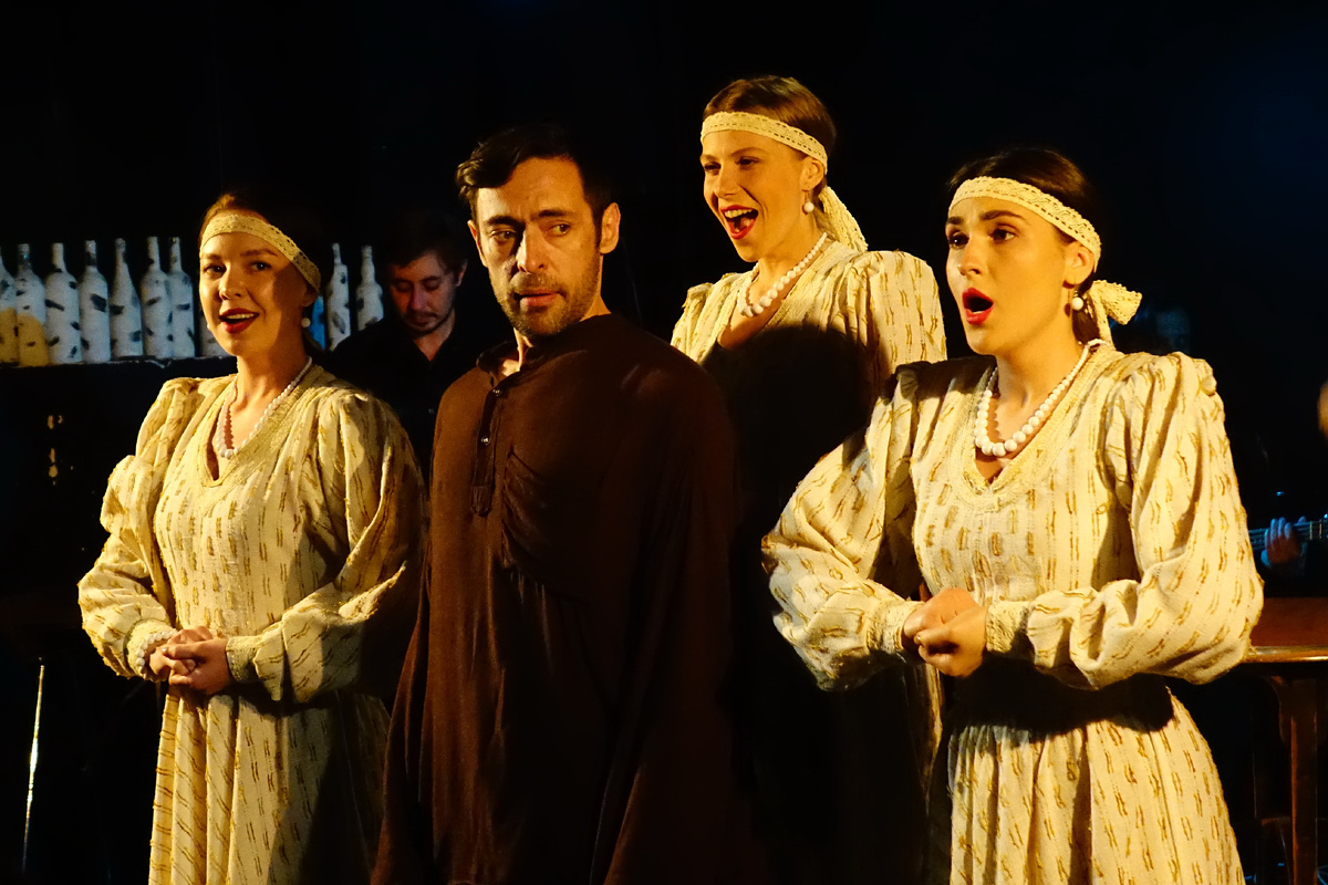 Есенин. Автограф, фото из спектакля С. Кочериной