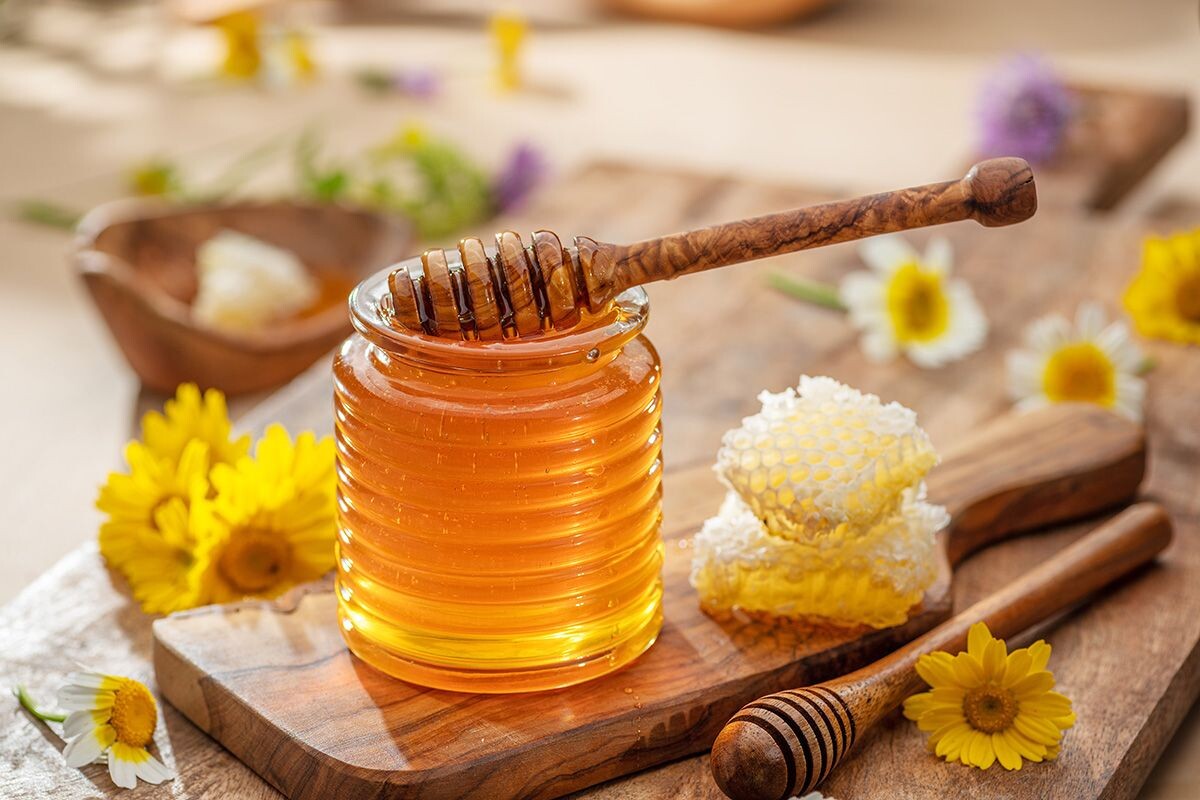 Соты тоже полезные и вкусные, а восковые ячейки могут заменить жвачку. Источник: Shutterstock📷
