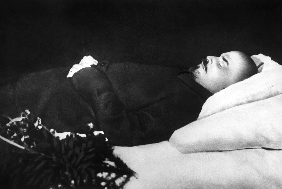 21 января 1924 г. Председатель Совета народных комиссаров СССР Владимир Ильич Ленин после кончины в усадьбе "Горки". Репродукция ТАСС