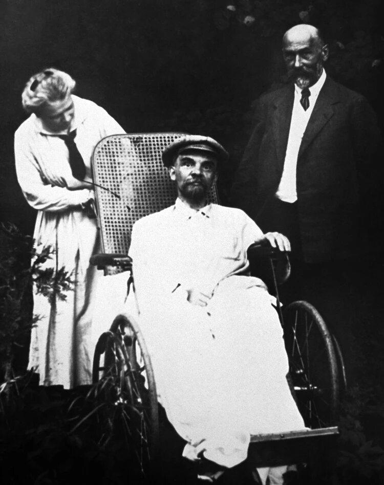 В. И. Ленин во время болезни. Подмосковные Горки. 1923 год. Рядом – сестра вождя Анна Ильинична Елизарова-Ульянова и лечащий врач-невропатолог Алексей Михайлович Кожевников.