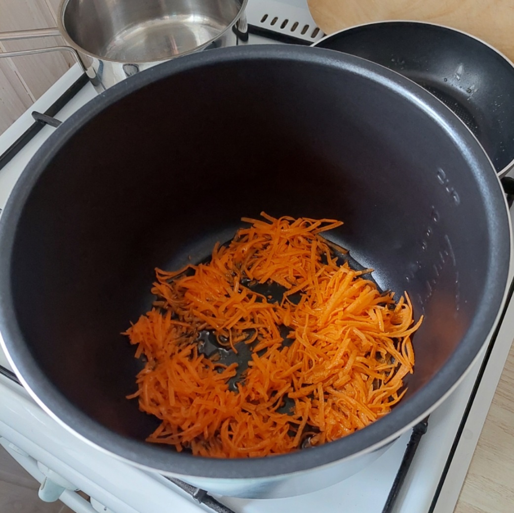 Масло + натёртая морковь в чаше.