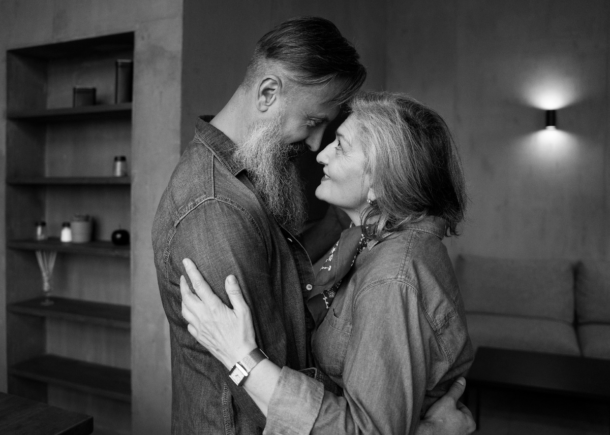 В индийской традиции считается, что настоящая любовь наступает только после 50 лет совместной жизни.