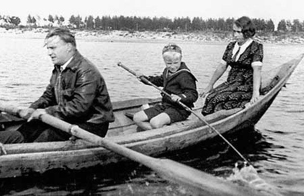 В.П. Чкалов с женой Ольгой Эразмовной и сыном Игорем на Волге (село Василево, 1936 г.).