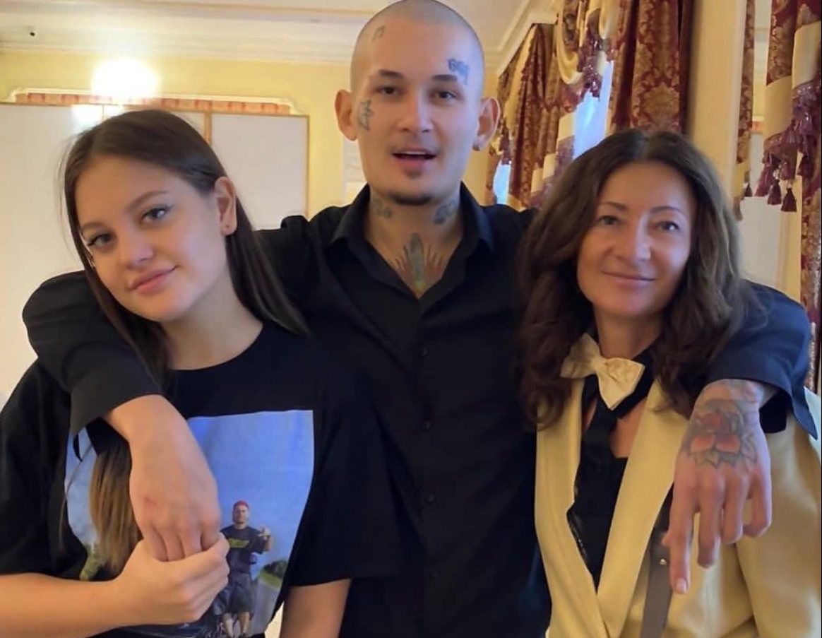    Дилара и Моргенштерн* с мамой. Фото: социальные сети