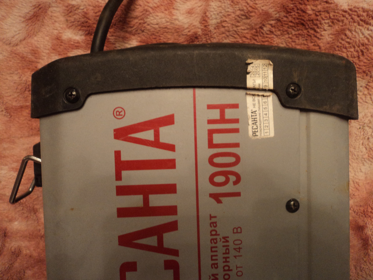 Саморезы крепления заднйе крышки слева. Фото автора.