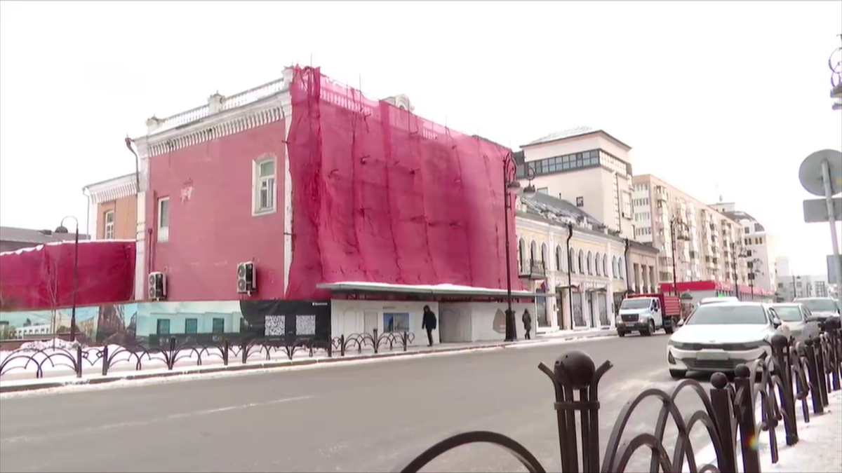 Сегодня в особняке идут реставрационные работы 