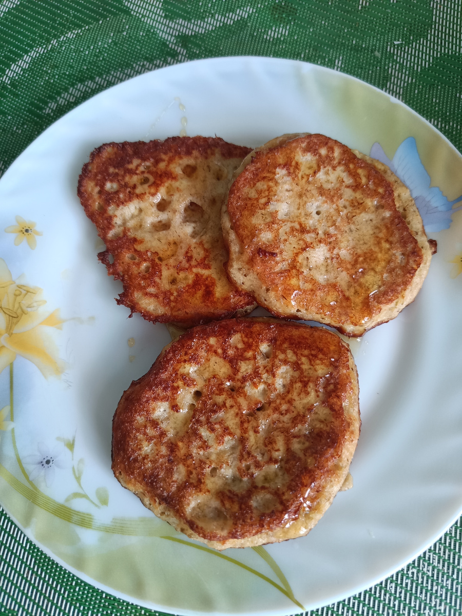 Фото автора. Овсяные оладьи с медом.