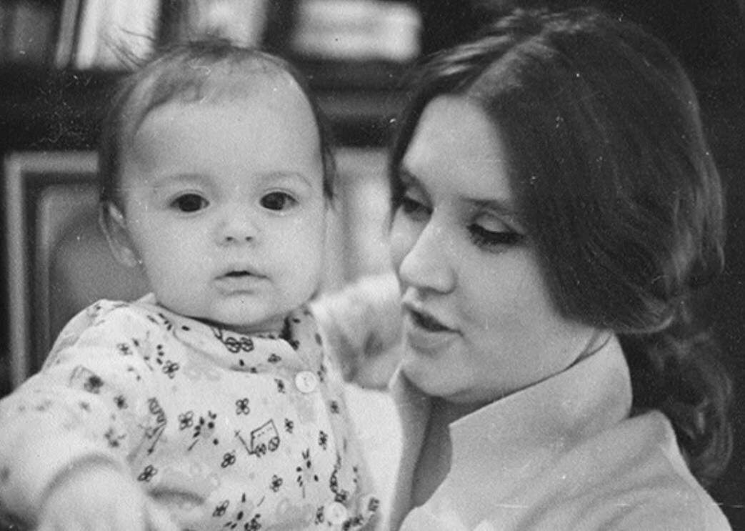 Молодая Вера Алентова и маленькая Юля