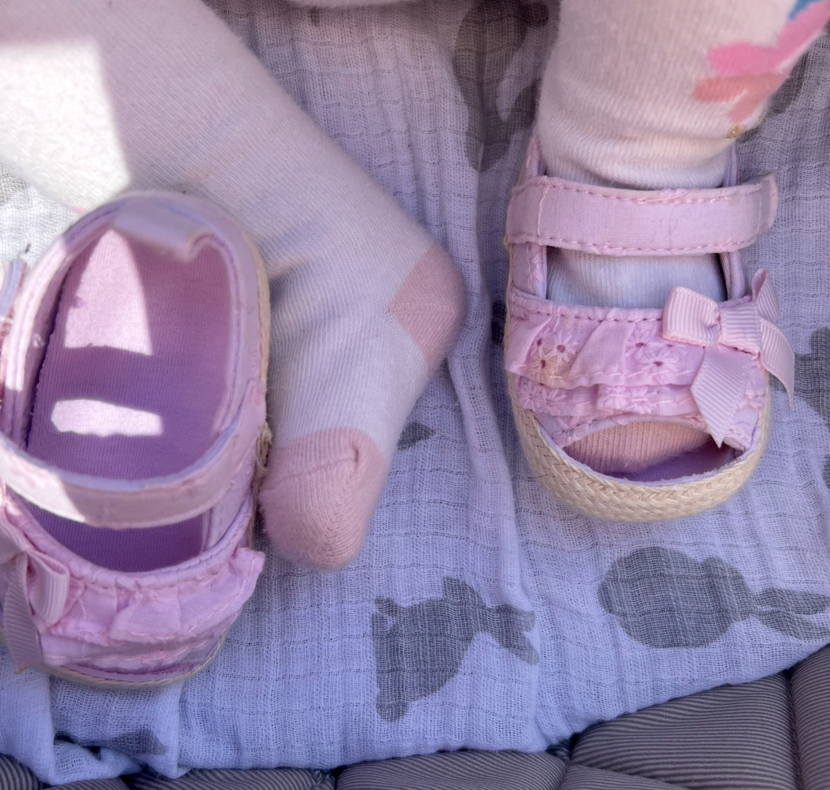 Обувь, колготки, муслиновая пеленка - все секонд. Фото автора