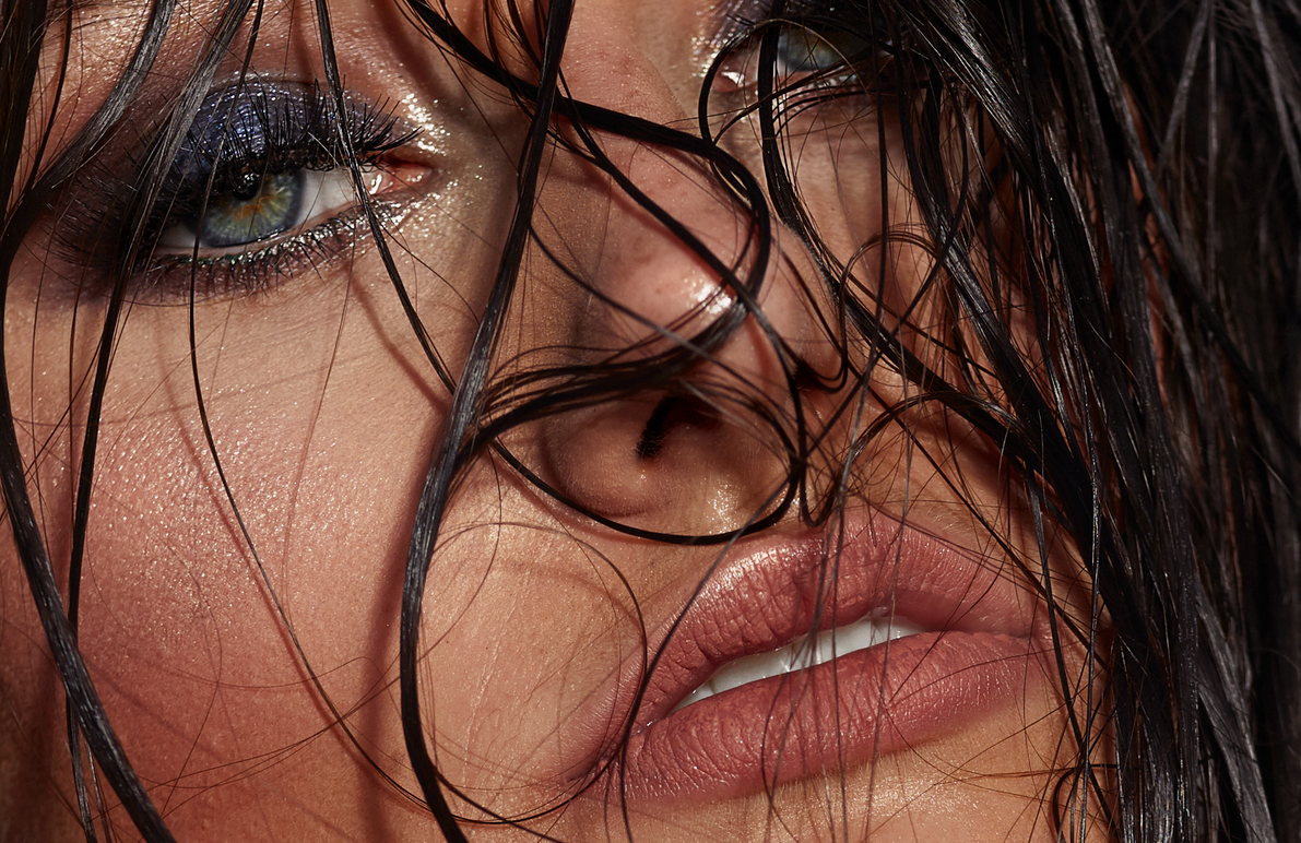 Красивая брюнетка