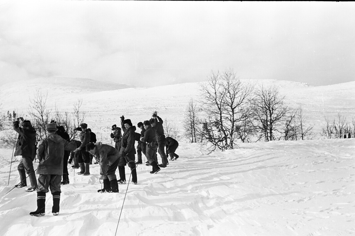 Поиски. Попробуйте найти место палатки. Дятловцы же ее как-то видели, заметенную снегом. Из открытого доступа.