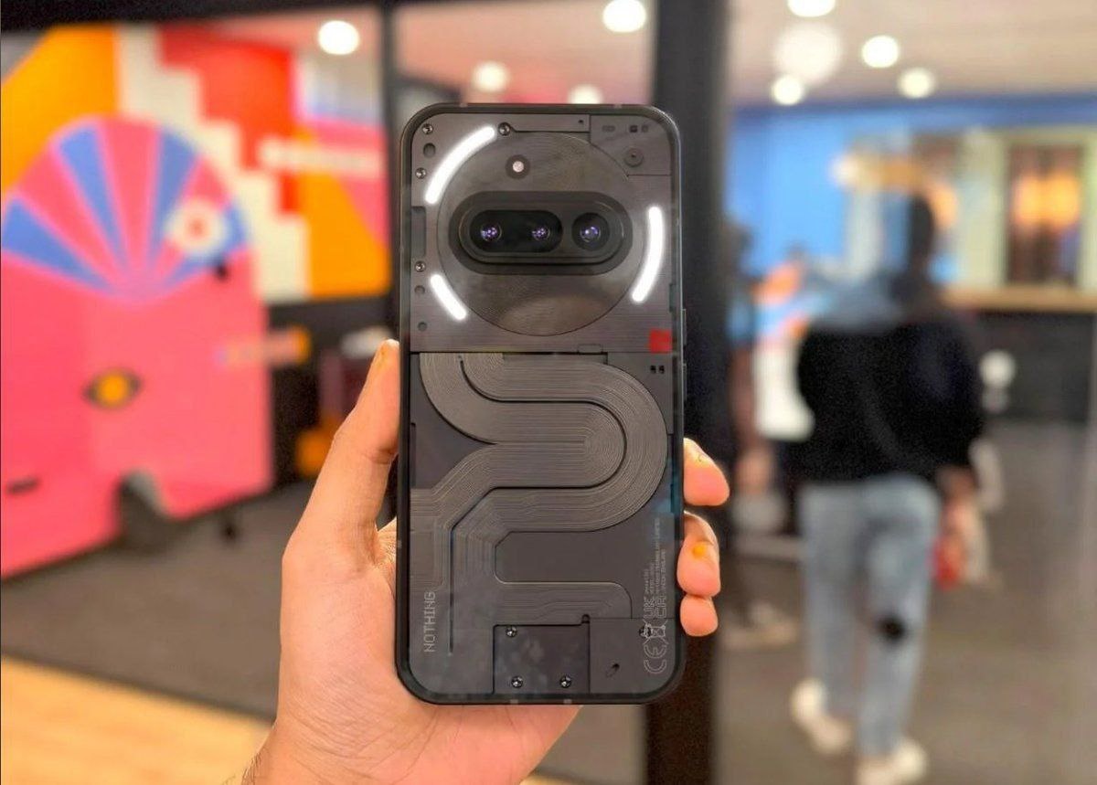                 Первые фотографии смартфона