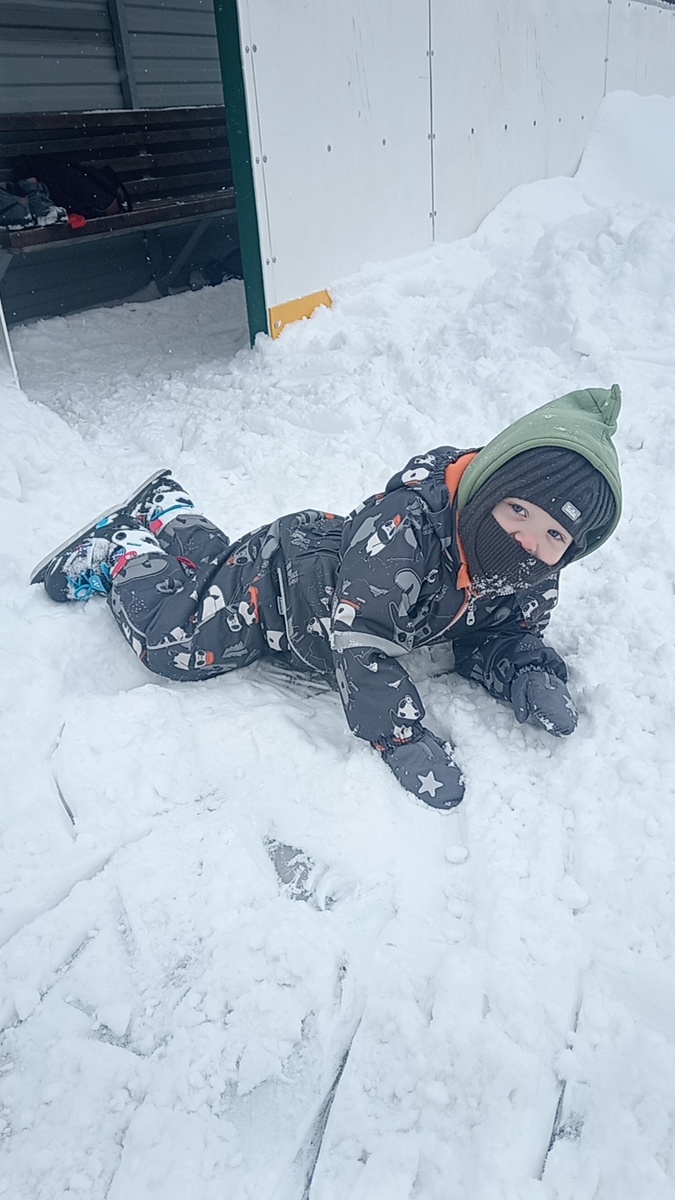 Кое-где хоккеисты всё же почистили, но не на выходе из раздевалки