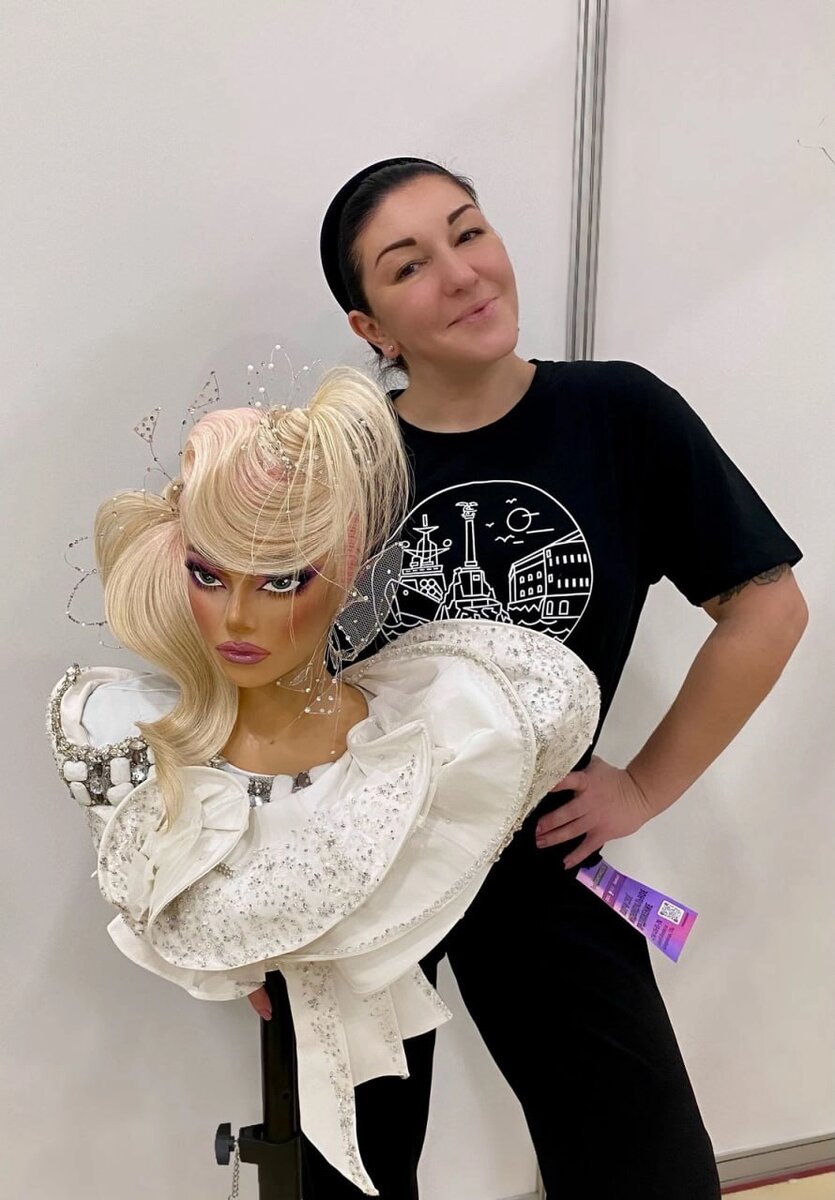    Ася Лаврентьева со своей работой. Фото: Из личного архива/ Фото Екатерины Коношевич